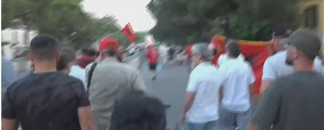Dita e 54-t&euml; e revolt&euml;s/ Protestuesit nisin marshimin nga sheshi