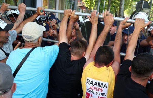Protesta e qytetar&euml;ve para Kuvendit/ Gazeta holandeze:&nbsp;Qytetar&euml;t