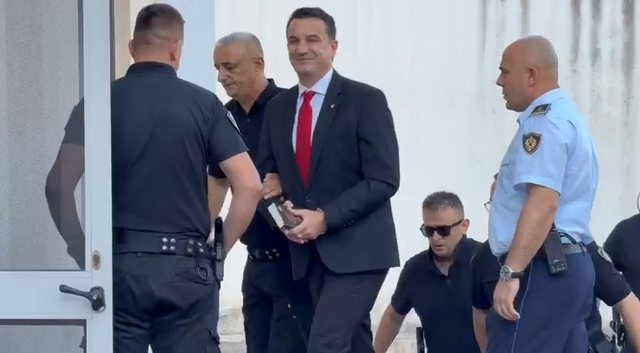 Padia kund&euml;r Ols Dados/ Gjykata Administrative rr&euml;zon Erion Veliajn,