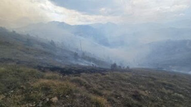 Zjarri mes Voskopoj&euml;s dhe Lekasit del jasht&euml; kontrollit, flak&euml;t