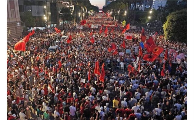 55 dit&euml; revolt&euml; qytetare, protestuesit rikthehen sērish n&euml; shesh