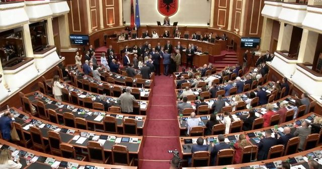 DOKUMENTI/ Niko Peleshi firmos urdhrin e ri, cakton dit&euml;n e h&euml;n&euml;