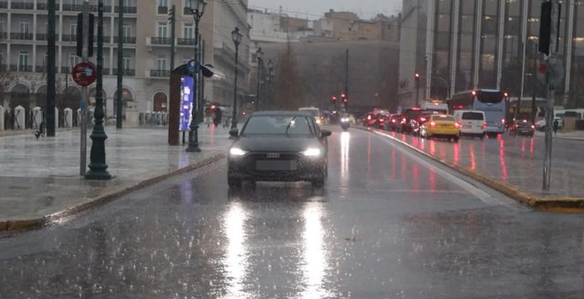 Stuhia e fuqishme godet Greqin&euml;/ Athina p&euml;rfshihet nga reshjet dhe