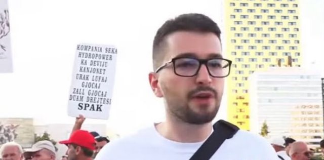 55 dit&euml; revolt&euml;/ Qytetar&euml;t s&euml;rish n&euml; Bulevard p&euml;r