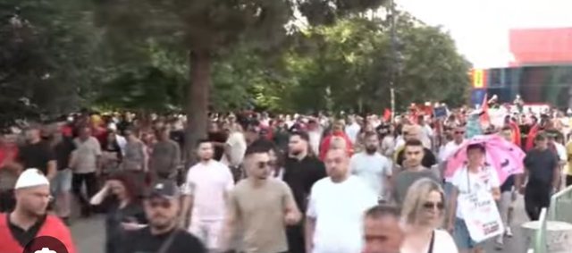 55 dit&euml; revolt&euml;/ Qytetar&euml;t s&euml;rish n&euml; Bulevard p&euml;r