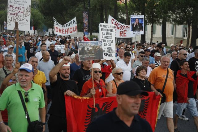 55 dit&euml; revolt&euml;/ Qytetar&euml;t s&euml;rish n&euml; Bulevard p&euml;r
