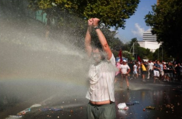 Media amerikane jehon&euml; revolt&euml;s qytetare: Protesta 2 mujore p&euml;r
