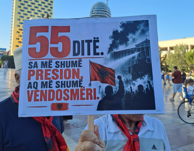 "Edhe sa herë do na presësh në besë"/ Pankartat