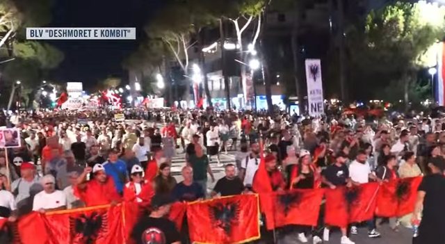 Mbyllen fjalimet p&euml;rpara Kryeministris&euml;, protestuesit nisin marshimin