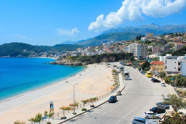 Turizmi fryn fatur&euml;n e mbetjeve, Saranda dhe Himara p&euml;rballen me