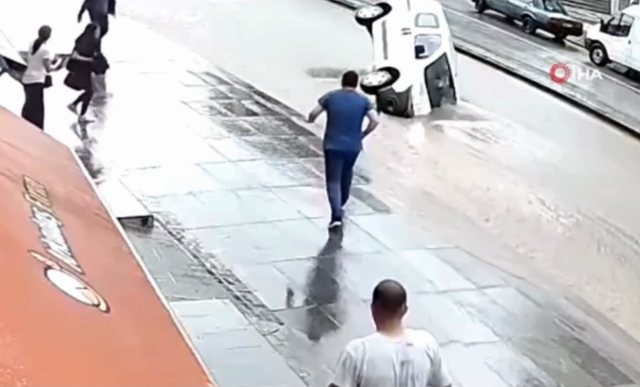 Reshjet e dendura p&euml;rmbytin Ankaran&euml;, rrug&euml;t kthehen n&euml;
