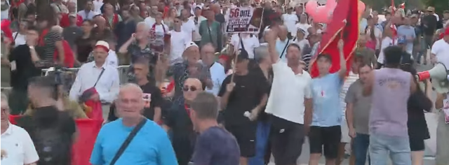 &ldquo;Pa rini nuk ka Shqip&euml;ri&rdquo;/ Qytetar&euml;t nisin marshimin drejt