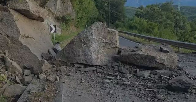 Shembet nj&euml; masiv shk&euml;mbor n&euml; aksin Burrel-Klos, krijohet