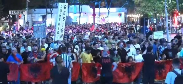 Protesta kund&euml;r qeveris&euml;/ Qytetar&euml;t marshojn&euml; nga bulevardi