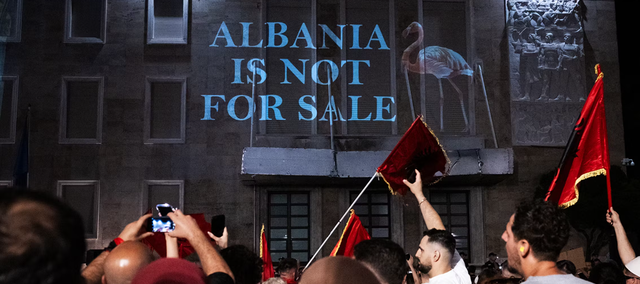 "Duan ta nisim gjith&ccedil;ka nga e para"/ Le Monde: Revolucioni i