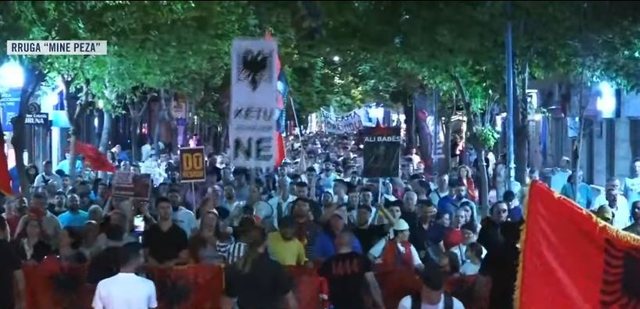 &ldquo;Lironi shqipet&rdquo;/ Protestuesit mblidhen para Komisariatit nr. 3: Nuk
