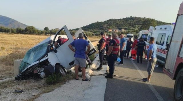 Furgoni me pun&euml;tor&euml; del nga rruga n&euml; Fush&euml;-Dukat, nj&euml;