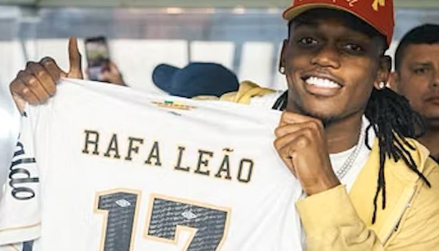 Rafa Leao në Brazil, merr një dhuratë nga Neymar... një