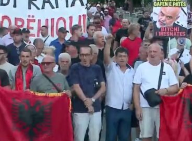 Dita e 57-t&euml; e protest&euml;s/&nbsp;Qytetar&euml;t zbresin s&euml;rish