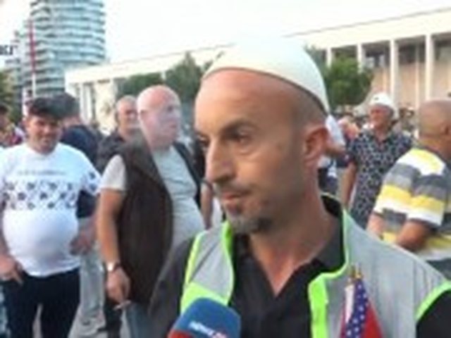 Nes&euml;r protest&euml; te Parlamenti, aktivisti Arben Kola: I z&euml; m&euml;