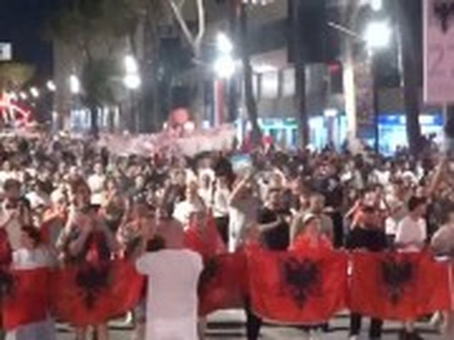 Mbyllen fjalimet para Kryeministris&euml;, qytetar&euml;t nisin marshimin: