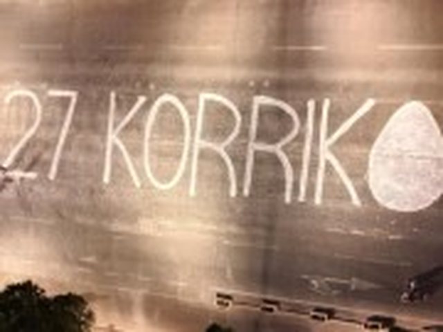FOTOLAJM/ Qytetar&euml;t shkruajn&euml; n&euml; Bulevard dat&euml;n 27 Korrik