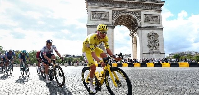 Tour de France/ Van der Poel triumfon n&euml; Paris, Pogacar kuror&euml;zohet