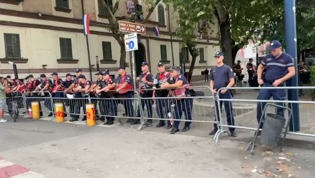 VIDEO/ Autobot&euml; me uj&euml;, barriera metalike dhe gardh policor, blindohet