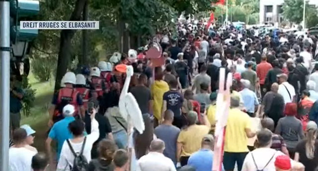 "Edi Rama o legen gjith&euml; Shqip&euml;ria t&euml; urren"/