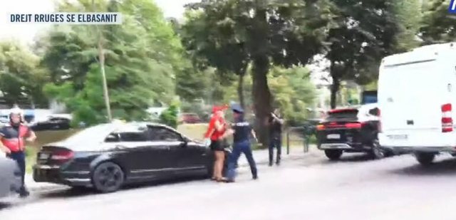 Protesta para Kuvendit/ Protestuesit p&euml;rplasen me policin&euml;: Mos ecni