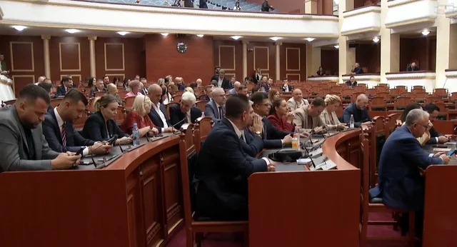 Jasht&euml; protest&euml;, brenda Kuvend/ Nis seanca plenare, n&euml; rend dite