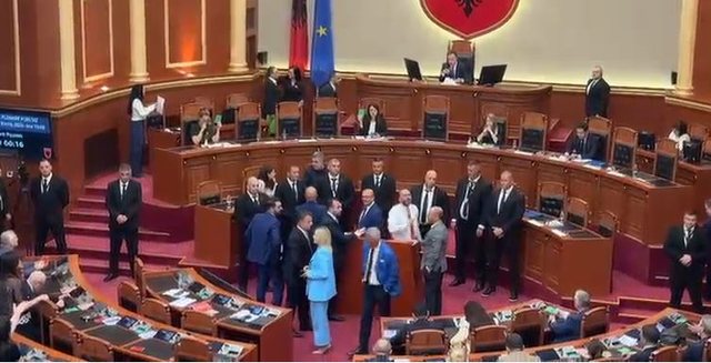 Jasht&euml; protest&euml;, brenda Kuvend/ Nis seanca plenare, n&euml; rend dite