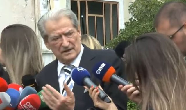 Jasht&euml; protest&euml;, brenda Kuvend/ Nis seanca plenare, n&euml; rend dite