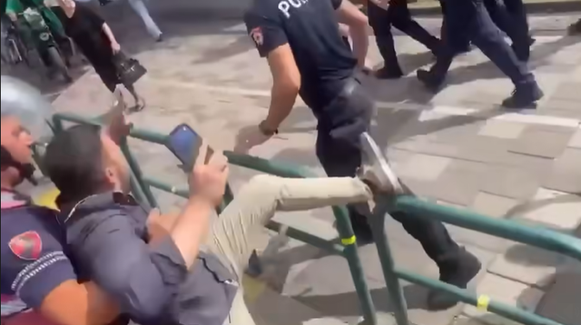 E paprecedent&euml;/ Forcat Shqiponja ngat&euml;rrojn&euml; gazetarin me