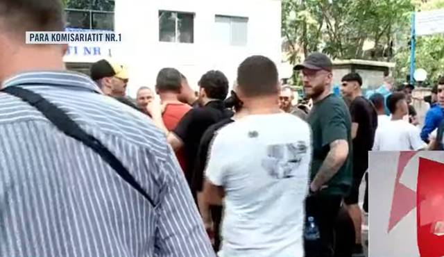 Protesta para Kuvendit/ Protestuesit p&euml;rplasen me policin&euml;: Mos ecni