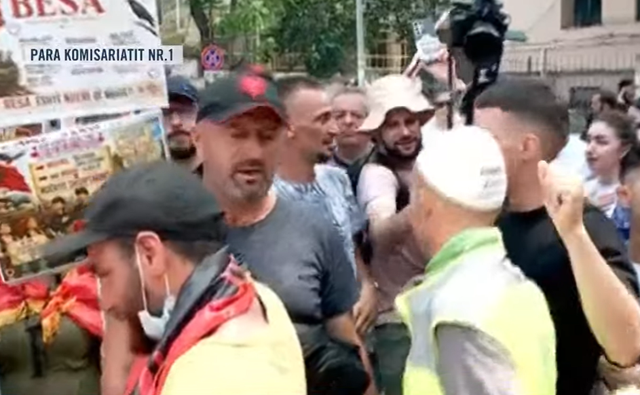 Protesta para Kuvendit/ Protestuesit p&euml;rplasen me policin&euml;: Mos ecni