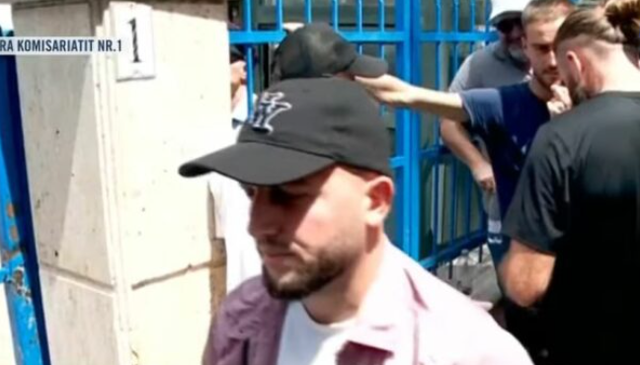 Protesta para Kuvendit/ Protestuesit p&euml;rplasen me policin&euml;: Mos ecni