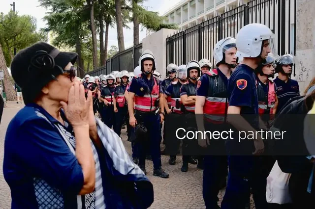 Reuters publikon foto nga dita e 57-t&euml; e Revolucionit Flamingo n&euml;
