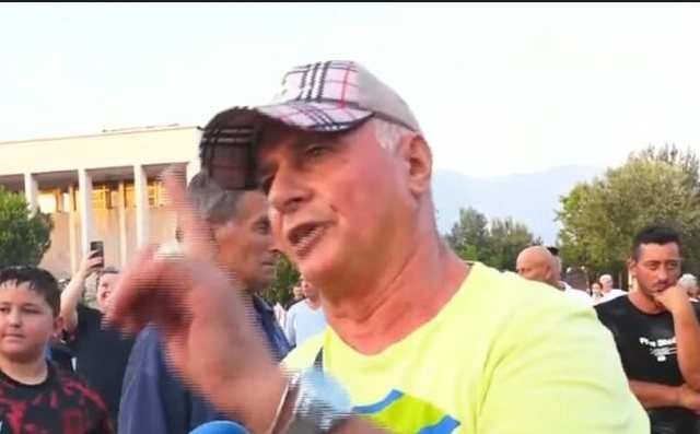 Dita e 58-t&euml; e protest&euml;s/ Qytetar&euml;t zbresin s&euml;rish n&euml;