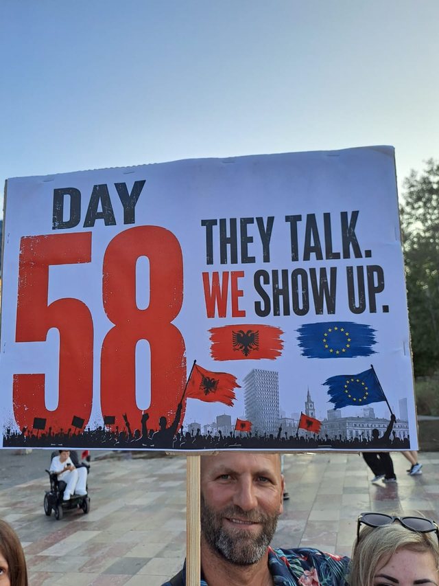Pankartat pikante nga dita e 58-t&euml; e revolt&euml;s qytetare n&euml;