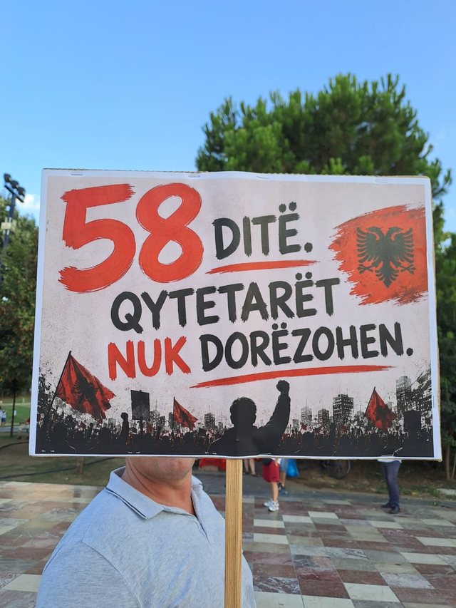 Pankartat pikante nga dita e 58-t&euml; e revolt&euml;s qytetare n&euml;
