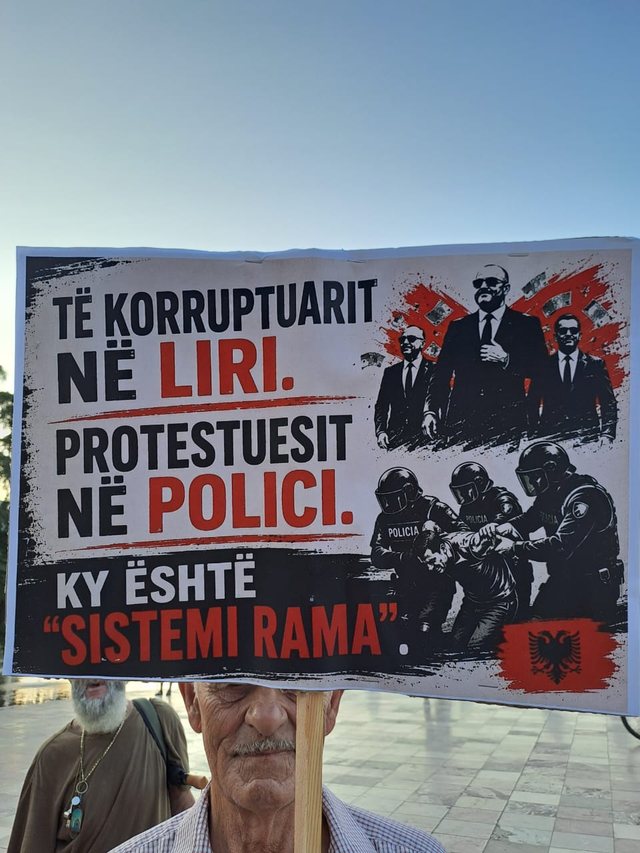 Pankartat pikante nga dita e 58-t&euml; e revolt&euml;s qytetare n&euml;