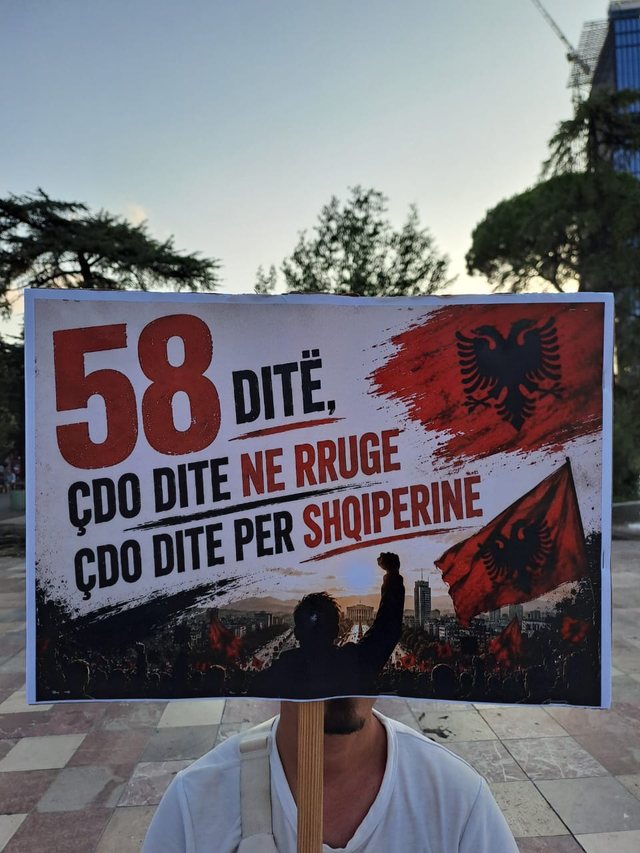 Pankartat pikante nga dita e 58-t&euml; e revolt&euml;s qytetare n&euml;