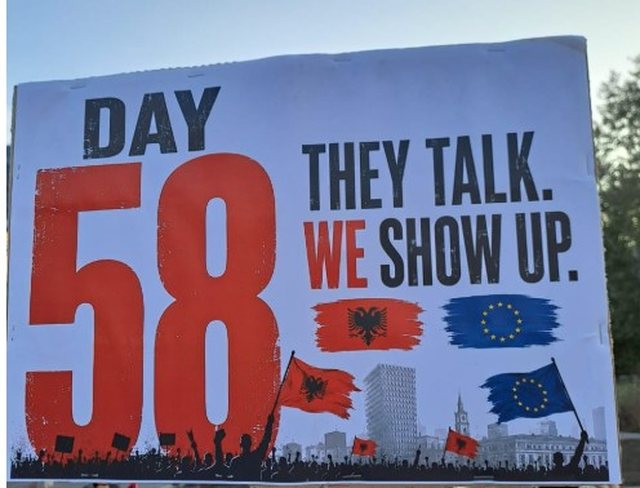 Pankartat pikante nga dita e 58-t&euml; e revolt&euml;s qytetare n&euml;