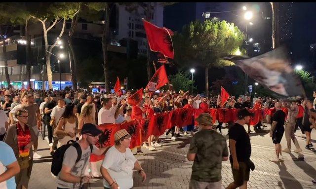 Mbyllen fjalimet p&euml;rpara Kryeministris&euml;, qytetar&euml;t nisin