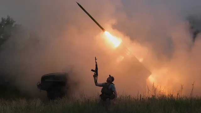 VIDEO/ Rusia sulmon Ukrain&euml;n, humbin jet&euml;n tre persona, plagosen