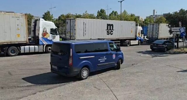 Aksident n&euml; portin e Durr&euml;sit, drejtuesi i nj&euml; furgoni