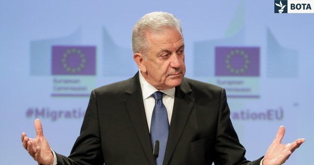 Ish-komisionari i BE-s&euml; i k&euml;rkon Parlamentit grek t'ia heq&euml;