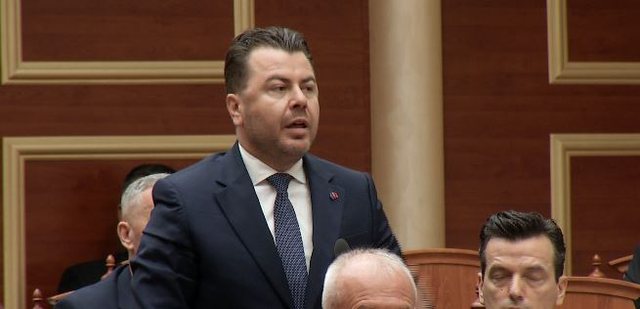 Opozita k&euml;rkon Ram&euml;n n&euml; Kuvend/ Zv&euml;rneci b&euml;het