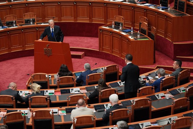 Opozita k&euml;rkon Ram&euml;n n&euml; Kuvend/ Zv&euml;rneci b&euml;het